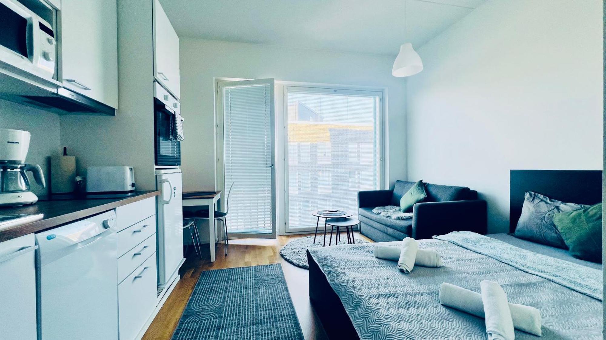 Cozy 6 Mins By Train To Airport Apartment *